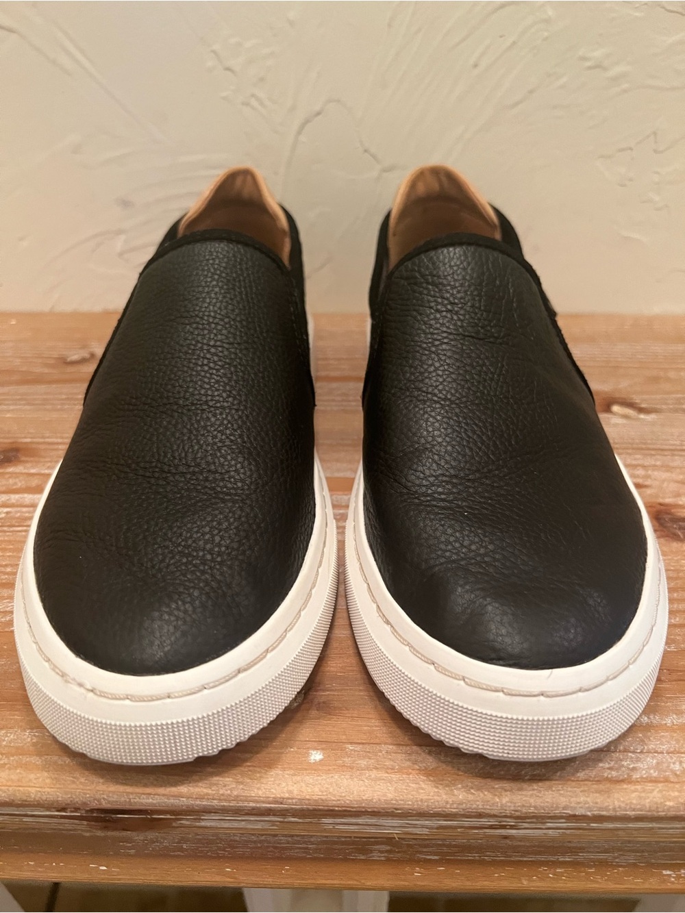 UGG Alameda Women’s Black Leather Slip-On Sneakers with White Sole Size 8 - Picture 2 of 8